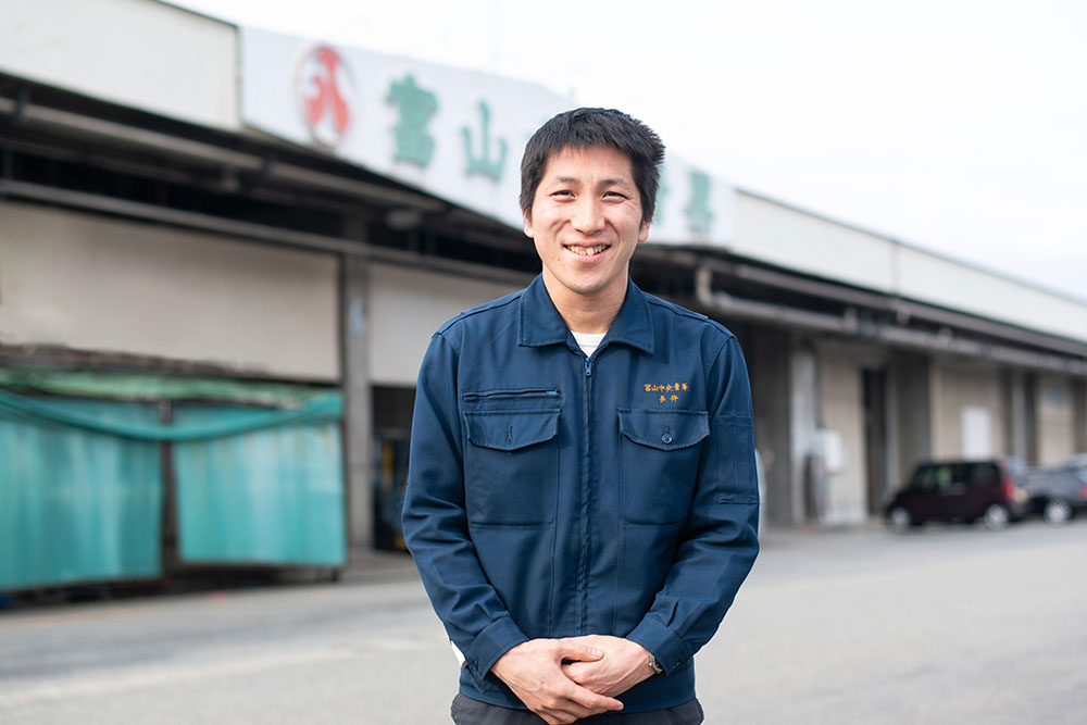 現在はキノコ類全般を担当。チームリーダーとして部下の育成にも取り組んでいる長井一穂さん。「生産者と消費者をつなぎ、安心・安全な富山の食を支えます」。