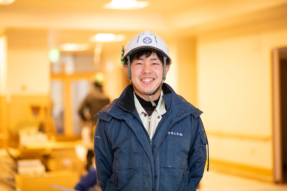 富山県出身。石川県の専門学校を卒業後、寺崎工業に就職した嶋崎文也さん。「今は、みんなで一つのものを作ることに一生懸命です」